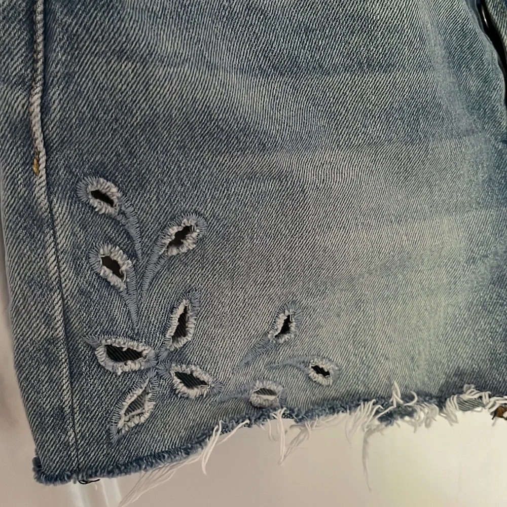 Cutest Light Wash Cutoff Levi’s Shorts With Floral Eyelet Detail! - Picture 8 of 12